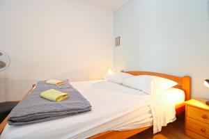Łóżko lub łóżka w pokoju w obiekcie Apartments Pjescana Uvala 606