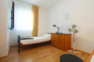 Łóżko lub łóżka w pokoju w obiekcie Apartments Pjescana Uvala 606