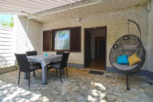 Patio lub wspólna przestrzeń na świeżym powietrzu w obiekcie Apartments Pjescana Uvala 606