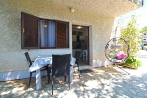 Patio lub wspólna przestrzeń na świeżym powietrzu w obiekcie Apartments Pjescana Uvala 606