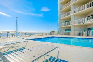 una piscina en un hotel con vistas al océano en Sea Breeze 305, en Biloxi