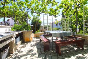 Ogród w obiekcie Apartments Pjescana Uvala 606