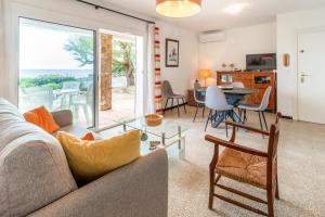 sala de estar con sofá y mesa en Carboneras 48 Apartamento en primera línea de mar, en Girona