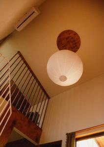 にあるChateau Chapiteauの天井(照明器具、階段付)