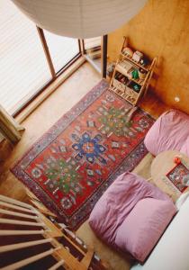 的住宿－Chateau Chapiteau，一间铺在地板上的地毯和一张床的房间