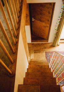 にあるChateau Chapiteauの木製の階段とドアのある階段