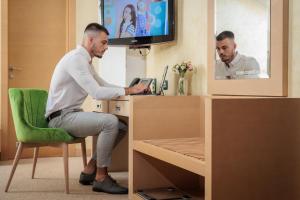 Televiisor ja/või meelelahutuskeskus majutusasutuses Euro Garni Hotel