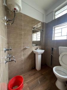 y baño con aseo y lavamanos. en HOTEL COUNTRY INN, en Dimāpur