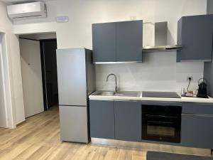 una cocina con fregadero y refrigerador en BB Incentro Trani, en Trani 17 fotos más