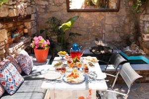 une table avec des assiettes de nourriture dans l'établissement Alacati Eski Ev Hotel, à Alaçatı