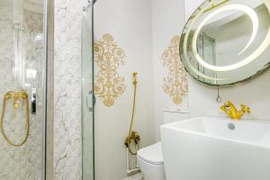 バクーにあるPolaris Penthouseのシャワー、洗面台、鏡を備えたバスルーム +23枚の写真