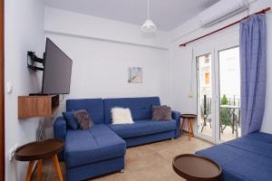 卡梅納維洛拉的住宿－LUCY APARTAMENT，客厅配有蓝色的沙发和电视