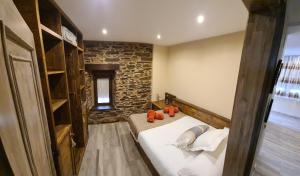una camera da letto con un letto con cuscini arancioni sopra di O Lar de Alba a A Rúa
