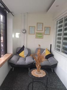 Imagen de la galería de TMD COMFORTABLE TRANSIENT HOUSE IN STO.TOMAS BATANGAS (UNIT 1), en San Felix 20 fotos más