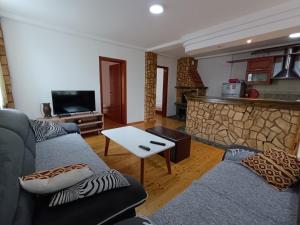 uma sala de estar com dois sofás azuis e uma mesa em Ivan Apartment Skopje em Skopje