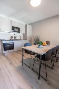 kuchnia i jadalnia ze stołem i krzesłami w obiekcie Ansgar Summerhotel w mieście Kristiansand