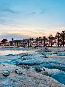 een uitzicht op een strand met rotsen in het water bij Nonna Sere Home in Riva Ligure