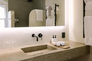 Auberge Burgundy Boutique Hotel & Spa的一间浴室