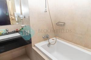 uma casa de banho com uma banheira e um lavatório em Bloomfields - Private Townhouse At Reem Island em Abu Dhabi
