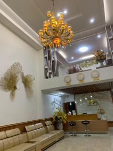 a lobby with a waiting room with a chandelier at Khách sạn Khang An Buôn Ma Thuột in Buon Ma Thuot