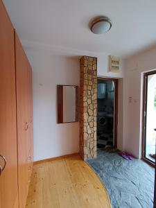 uma sala de estar com um pilar de pedra num quarto em Ivan Apartment Skopje em Skopje