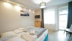 - une chambre avec un lit et des serviettes dans l'établissement Apartamenty EverySky - Karkonoska 30, à Karpacz