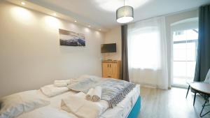 Posteľ alebo postele v izbe v ubytovaní Apartamenty EverySky - Karkonoska 30