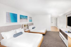 Habitación de hotel con cama y TV en The Ritz-Carlton, Fort Lauderdale, en Fort Lauderdale