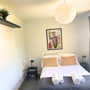 - une chambre avec un lit et 2 oreillers blancs dans l'établissement Newly refurbished 2 bed in Thame, à Thame