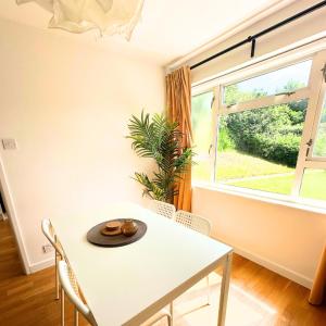 a white table and chairs in a room with a window at Newly refurbished 2 bed in Thame in Thame