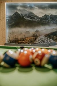 un grupo de billares en una mesa con una foto de una montaña en GOŚCINA u MARYNY Sauna & Balia, en Poronin