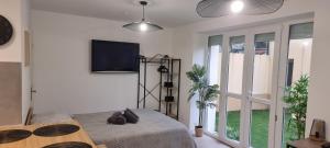 Ένα ή περισσότερα κρεβάτια σε δωμάτιο στο 2-Appartement RDC avec jardin