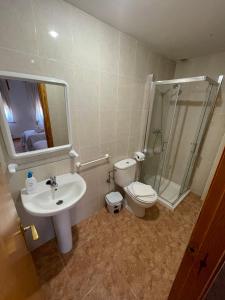 ein Badezimmer mit Toilette, Waschbecken und Dusche in der Unterkunft Hostal La Rurala Estopanyà in Estopiñán