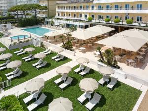 an aerial view of the courtyard of a hotel with tables and umbrellas at Hotel Aurora in Lido di Jesolo
