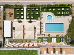 una vista aérea de un edificio con piscina en Hotel Aurora, en Lido di Jesolo