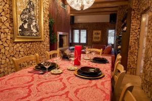 Attico di Piazza Cima في كونيليانو: غرفة طعام مع طاولة مع الأطباق وكؤوس النبيذ