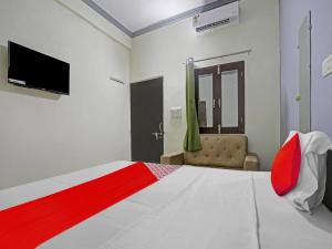 1 dormitorio con 1 cama grande y TV en OYO Flagship 81149 Asv Grand, en Kānpur