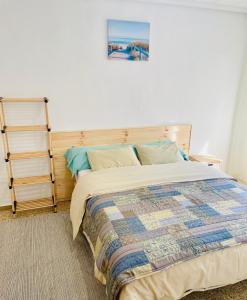 um quarto com uma cama com uma colcha em Precioso Apartamento de vacaciones playa Valencia Pinedo 2024 em Valência