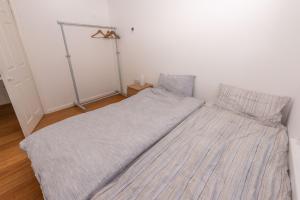 a bedroom with two beds in a room at Barton Road Apartment in Woolacombe