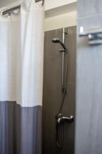 W łazience znajduje się prysznic z zasłoną prysznicową. w obiekcie Aparthotel Strefa Budget w Tychach