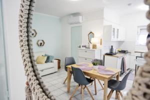 Kuchyň nebo kuchyňský kout v ubytování Levendula Apartman Berekfürdő