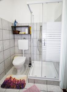 Koupelna v ubytování Levendula Apartman Berekfürdő