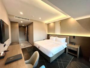 um quarto de hotel com uma cama e uma secretária em Wah Fu Hotel em Ho Chi Minh