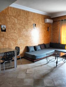 een woonkamer met een bank en een tafel bij 119 camus 120 in Houmt Souk