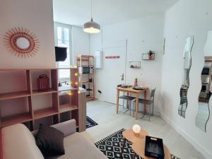 Studio hypercentre proche Vieux Marché في لا روشيل: غرفة معيشة بها أريكة وطاولة