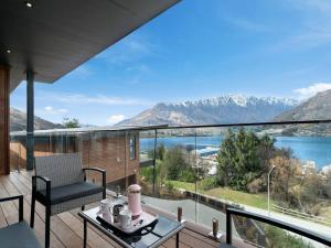 Un balcón con vista al agua y a las montañas. en Contemporary & Plush - 3 Bedroom House Near Marina, en Queenstown