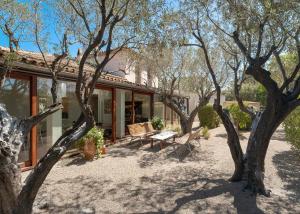 Tòa nhà nơi biệt thự tọa lạc