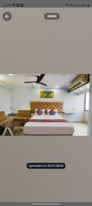 博帕尔hotel sonali regency的房间里有一张床的卧室