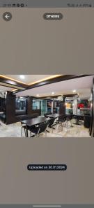 博帕尔hotel sonali regency的有桌子和椅子的餐厅