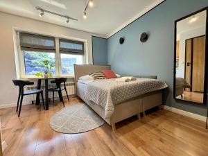 een slaapkamer met een bed, een tafel en een raam bij Przytulne mieszkanie w centrum miasta in Radom